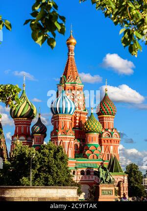 St. Basil`s Kathedrale auf dem Roten Platz im Sommer, Moskau, Russland. Dieser Ort ist berühmte Touristenattraktion von Moskau, Top russischen Wahrzeichen. Wunderschöne St Stockfoto